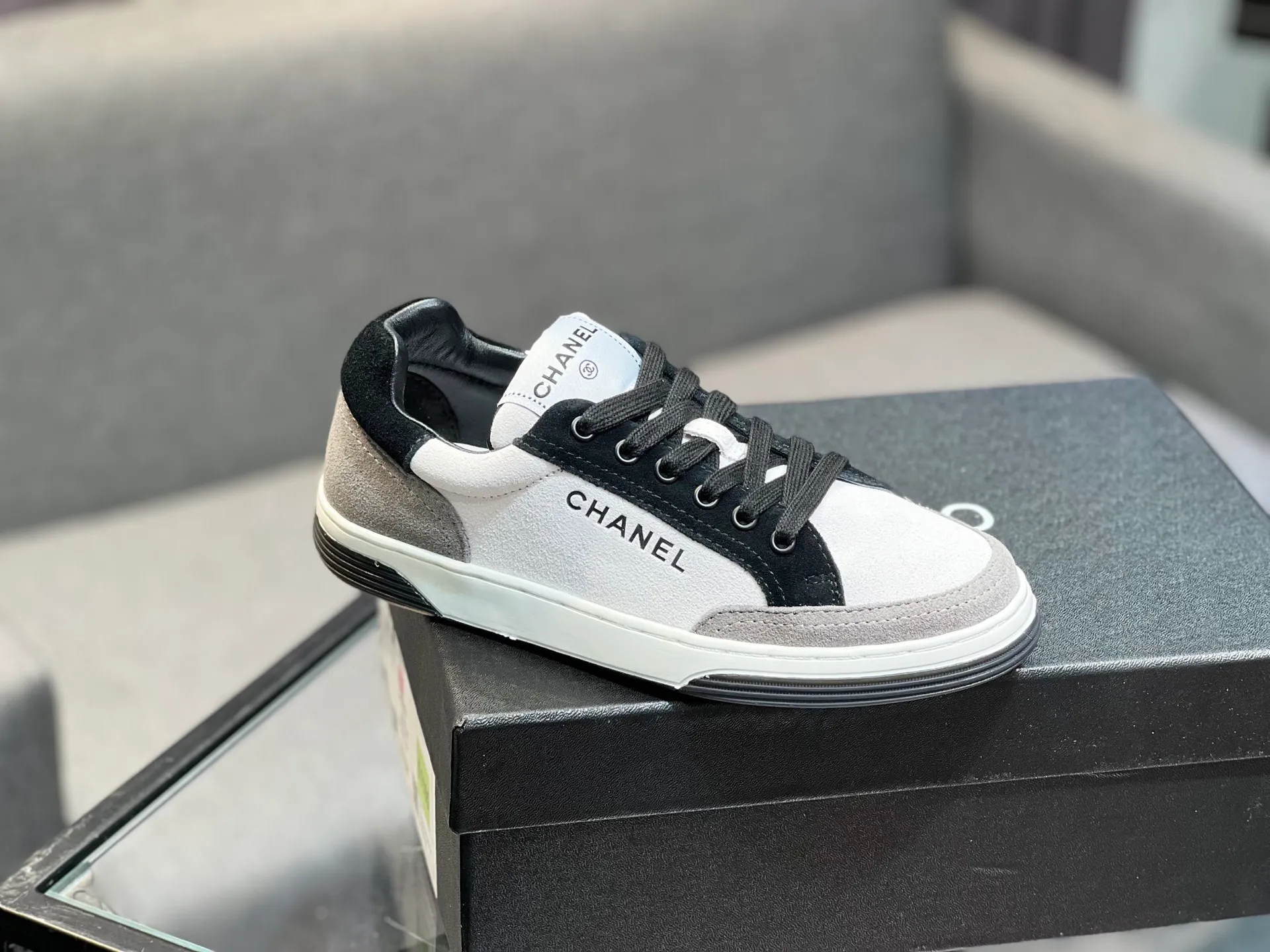 Men's men's shoes 💰620 Exclusive real shot (top version) CHANEL Chanel's new panda sneakers Panda shoes Chanel 2025ss color matching thick-soled casual sports shoes sneakers Counter synchronization The counter is very popular Very difficult to buy a shoe The most popular thick-soled panda shoes on the Internet It is obvious that Xiaoxiang control cannot miss it Simple and versatile white shoes that have both good looks and comfort Thick sole increases height, is super versatile and can be worn with eyes closed😍 Whoever wears it will look better. Upper: calfskin. Lining: imported sheepskin lining. Outsole: TPU original outsole. Size: 35-44 (41 for women, 40 for men, custom made).